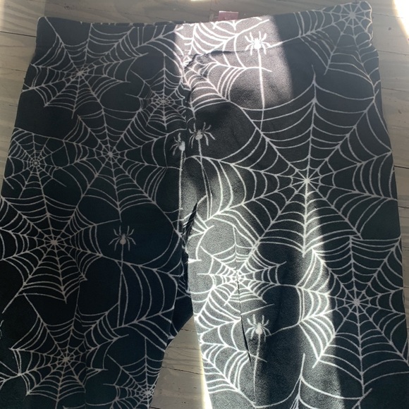 No Boundaries Halloween Leggings - Picture 2 of 3